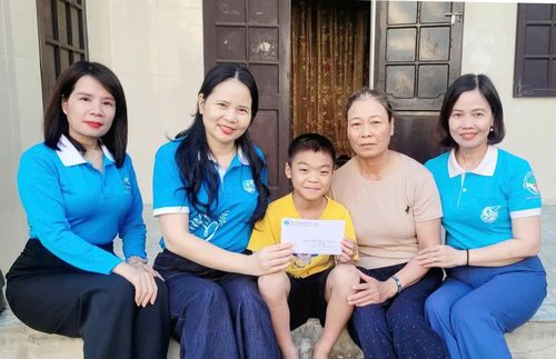 Hội Liên hiệp Phụ nữ phường Đồng Thuận trao tiền hỗ trợ cho em Trần Văn Minh Đức ở tổ dân phố 11 - Ảnh: L.C