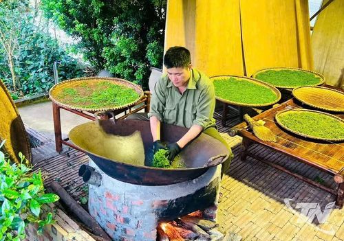 Anh Lê Sơn Hải (chủ cơ sở sản xuất và chế biến chè An Hải Trà, phường Quyết Thắng) sao chè theo phương pháp truyền thống trên chảo gang.