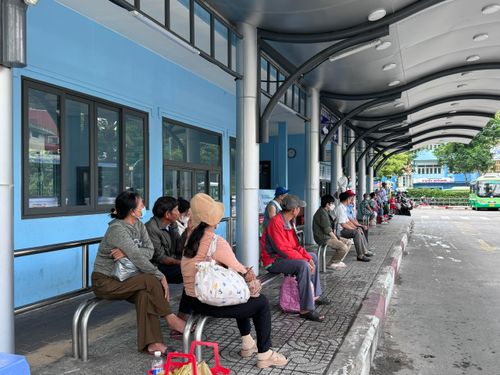 Người dân ngồi chờ xe buýt tại bến xe buýt Sài Gòn.