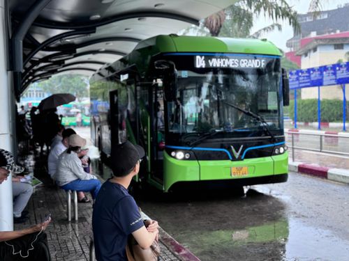 Xe buýt vẫn là phương tiện công cộng quen thuộc với nhiều học sinh, sinh viên và người lao động.