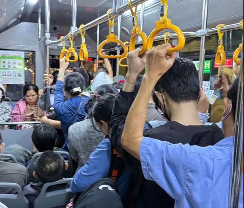Nhiều tuyến xe buýt luôn trong tình trạng đông đúc.
