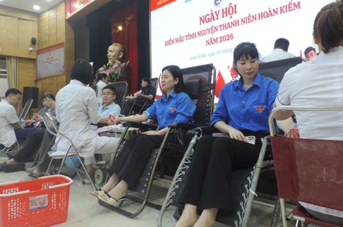 Đoàn viên, thanh niên phường Hoàn Kiếm tham gia hiến máu tình nguyện.
