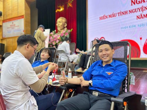 Ngoài ra, Đoàn Thanh niên phường Hoàn Kiếm (Hà Nội) còn duy trì thường xuyên Ngày hội hiến máu tình nguyện, thu hút đông đảo đoàn viên, thanh niên tham gia.