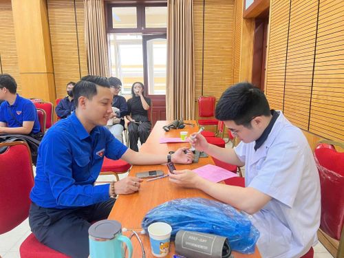 Trong ngày 8/3 vừa qua, các cơ sở Đoàn đã tích cực tuyên truyền, vận động khoảng 400 đoàn viên, thanh niên đăng ký hiến máu, với mục tiêu tiếp nhận 350 đơn vị máu an toàn, góp phần bổ sung nguồn máu cho công tác cấp cứu và điều trị.