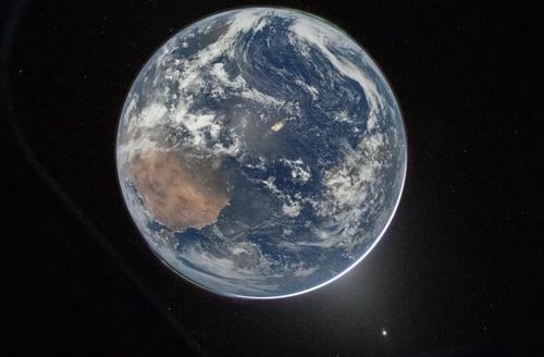 Bức ảnh thứ hai thậm chí xuất hiện cực quang ở phía Bắc Cực. Ảnh: NASA