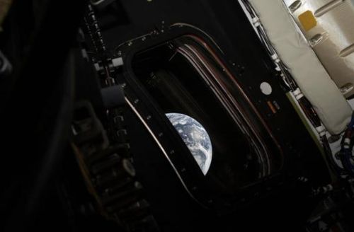 Bức ảnh về Trái đất được chụp từ bên trong phi thuyền Orion. Ảnh: NASA