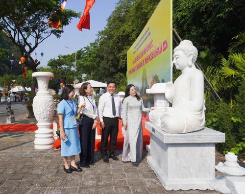 Du khách tham quan Triển lãm ảnh nghệ thuật “Quán Thế Âm mùa lễ hội”.