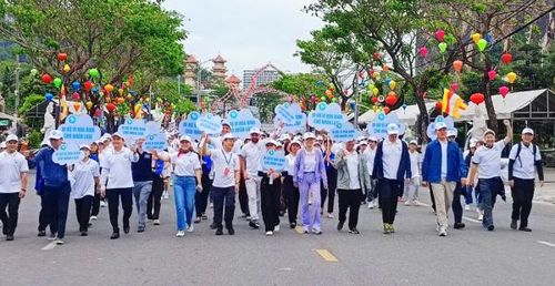 Hơn 600 người dân và du khách tham gia "Đi bộ vì hòa bình" tại Lễ hội Quán Thế Âm 2026. 