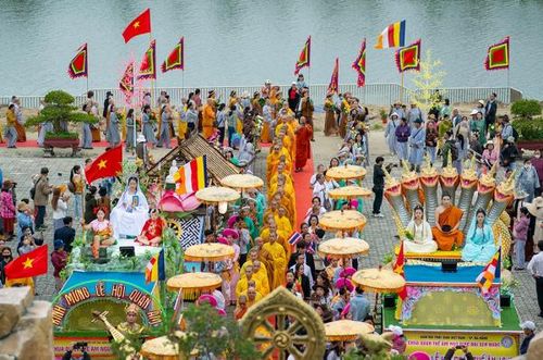 Giữa dòng người tấp nập về Ngũ Hành Sơn chiêm bái, du khách có thể thong thả dạo bước trong không gian lễ hội ngăn nắp, không chen lấn, không chèo kéo – một điểm sáng ấn tượng của mùa lễ hội năm 2026.