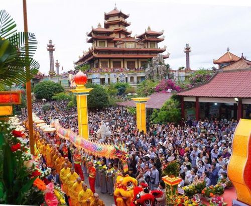 Hàng nghìn du khách đổ về chiêm bái tại Lễ hội Quán Thế Âm 2026.