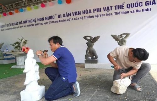Nghệ nhân làng Đá Non Nước biểu diễn tay nghề tạc tượng tại Lễ hội. 