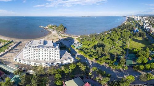 Bãi biển Cửa Lò nhìn từ đảo Lan Châu, Nghệ An. Ảnh: HQ