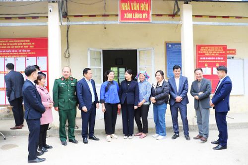 Các ứng viên vận động bầu cử đại biểu HĐND tỉnh khóa XVIII, nhiệm kỳ 2026 - 2031 trò chuyện với cử tri.