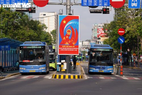 Nhiều tuyến buýt điện mới được đưa vào hoạt động trang bị máy lạnh, camera, wifi, sàn thấp và thuận tiện cho người khuyết tật. (Ảnh: Lương Ý)