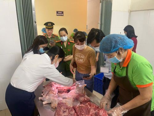 UBND phường yêu cầu các cơ sở giáo dục công khai thực đơn, nhà cung cấp, nguồn gốc thực phẩm. Ảnh: Linh Hoàng