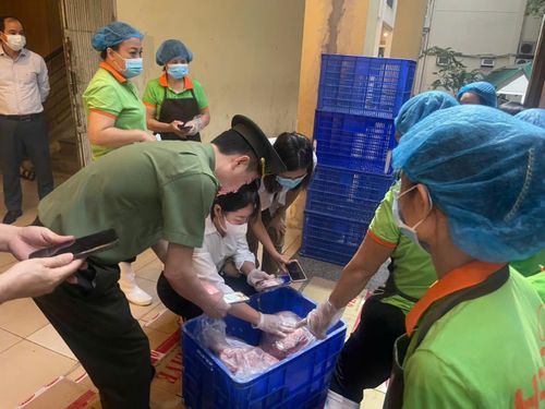 Đoàn kiểm tra liên ngành an toàn thực phẩm phường Yên Sở kiểm tra tại Trường Tiểu học Tứ Hiệp, Trường THCS Tứ Hiệp và Trường THCS Chu Văn An. Ảnh: Linh Hoàng