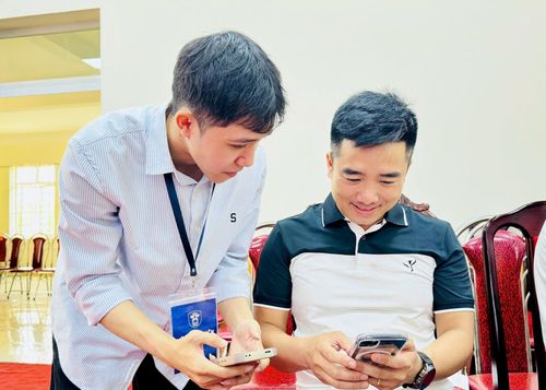 Anh Đặng Xuân Doanh, chuyên viên Ủy ban MTTQ Việt Nam xã Nam Phù đang thao tác trên nền tảng. Ảnh: Bảo Thoa