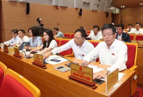 Ngày 29-9-2025, HĐND TP Hà Nội thông qua Nghị quyết sửa đổi, bổ sung một số điều Nghị quyết số 33/2024/NQ-HĐND của HĐND thành phố quy định việc áp dụng biện pháp yêu cầu ngừng cung cấp dịch vụ, điện, nước trên địa bàn TP Hà Nội (thực hiện khoản 2, khoản 3 Điều 33 của Luật Thủ đô). Ảnh: Hạnh Nguyễn