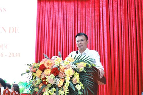 Bí thư Đảng ủy xã Hát Môn Nguyễn Đình Sơn phát biểu. Ảnh: Minh Phú