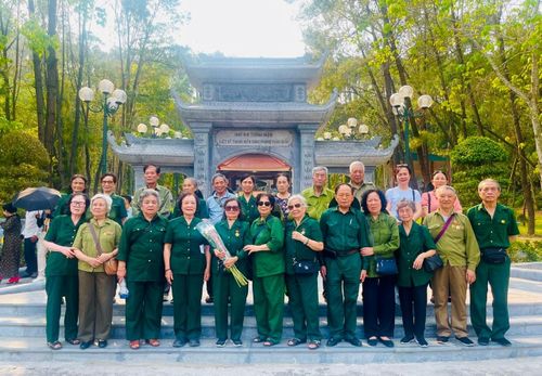 Đoàn đã tới dâng hương, viếng mộ phần các liệt sĩ đồng đội tại các nghĩa trang và khu di tích trên địa bàn tỉnh Quảng Trị. Ảnh: Bảo Lâm