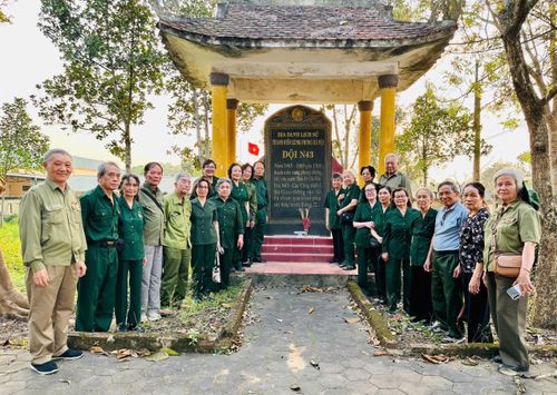 Đoàn đại biểu tại bia địa danh lịch sử Đội N43 tại xã Kỳ Lâm (tỉnh Hà Tĩnh). Ảnh: Bảo Lâm