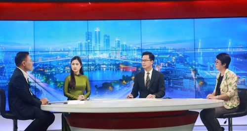 Tại Chương trình thời sự của Cơ quan Báo và Phát thanh, Truyền hình Hà Nội, các khách mời đã đề cập tới sự cần thiết phải tiếp tục hoàn thiện một số cơ chế của Luật Thủ đô năm 2024; đi sâu phân tích những cơ chế đặc thù trong Dự thảo Luật Thủ đô (sửa đổi) nhằm tạo thể chế vượt trội để Hà Nội phát triển bứt phá. Ảnh: Phạm Hùng
