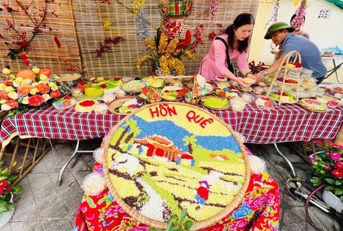 Xôi Phú Thượng từ món lễ nghi truyền thống đã trở thành ẩm thực quen thuộc trong đời sống hàng ngày. Ảnh: PV