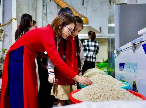 Học sinh phường Phú Thượng tham quan, tìm hiểu lịch sử, văn hóa và nghề làm xôi truyền thống của địa phương. Ảnh: PV
