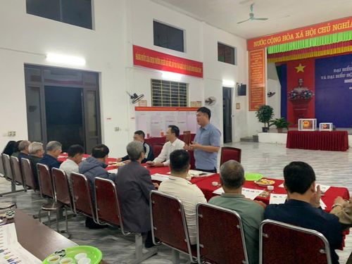 Buổi họp dân tại thôn được tổ chức theo hình thức trao đổi mở, tạo điều kiện để người dân bày tỏ ý kiến, góp phần nâng cao sự đồng thuận từ cơ sở. Ảnh: Mai Khôi