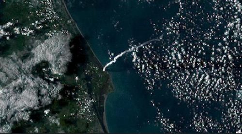 Vệt khói của tàu Artemis II được vệ tinh thời tiết ghi lại sau khi phóng. (Nguồn: NOAA)
