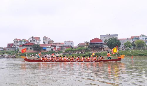 Các đội chải so kè quyết liệt trên từng mét nước, tạo nên màn rượt đuổi kịch tính, sôi động giữa tiếng hò reo cổ vũ vang dội.