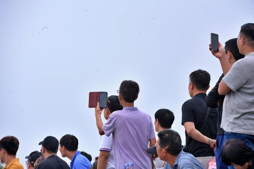 Đông đảo người dân tranh thủ ghi lại những khoảnh khắc kịch tính của cuộc đua, lưu giữ không khí sôi động và đầy cảm xúc của lễ hội.