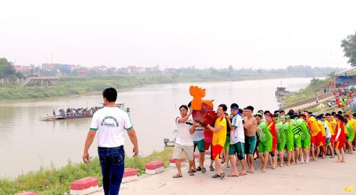 Khép lại cuộc đua, dù thắng hay thua, các đội cùng nhau đưa chải lên bờ cất giữ, bảo quản cho mùa lễ hội năm sau – một hình ảnh đẹp thể hiện tinh thần đoàn kết, gắn bó của cộng đồng địa phương.