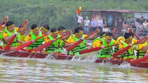 Các tay chèo tập trung cao độ, dốc toàn lực để bứt phá, quyết tâm giành chiến thắng trên chặng đua.