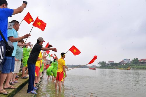 Cuộc đua đã tạo nên không khí rộn ràng, rực rỡ sắc màu trên khúc sông Cầu.