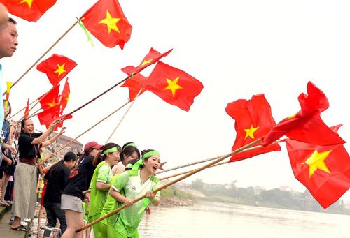 Những tiếng cổ vũ, hò reo không ngớt, tiếp thêm sức mạnh cho các tay chèo.