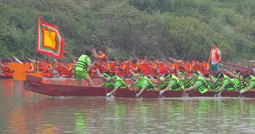 Hai chải nữ bám đuổi quyết liệt trên từng mét nước, tạo nên màn so kè kịch tính, thể hiện sức bền và ý chí không kém cạnh các tay chèo nam.