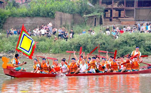 Niềm vui của đội chiến thắng.