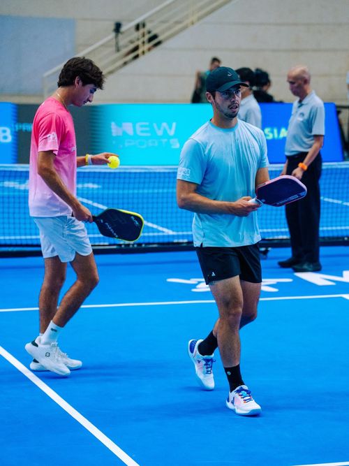  Đối đầu với Staksrud/Patriquin là Gabriel Tardio (Bolivia, bên trái), "thần đồng" pickleball sinh năm 2005 và Ben Johns (Mỹ, bên phải), tay vợt đơn nam số 1 thế giới hiện tại. Tardio và Johns đã thi đấu áp đảo cặp đấu Dylan Frazier (Mỹ) và Eric Oncins (Brazil) ở vòng bán kết với tỉ số lần lượt là 11-2, 11-4. Ảnh: Ben Johns/FB. 