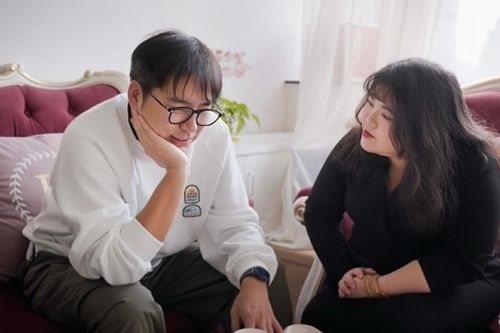  Kỹ sư Cong (trái) đang ngồi cùng chuyên gia mai mối. 