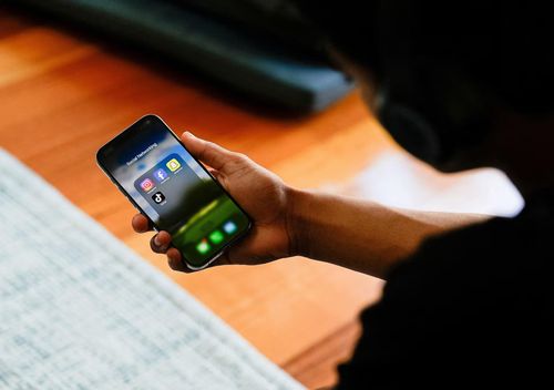 Một số nền tảng bị đánh giá rủi ro cao với người dùng trẻ em. Ảnh: Reuters.
