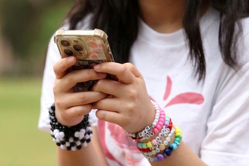 Bảo vệ và đảm bảo sức khỏe tinh thần trẻ em trên Internet trở thành mối quan tâm tại nhiều quốc gia. Ảnh: Reuters.