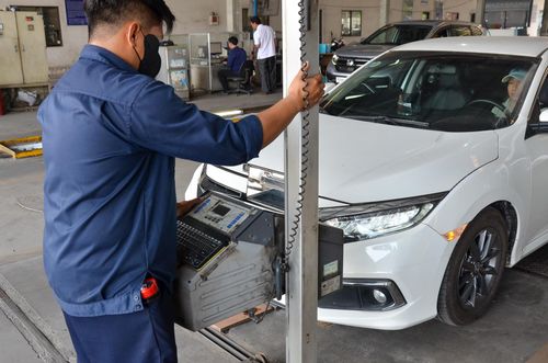 Ôtô đăng kiểm đạt sẽ không còn dán tem kiểm định từ đầu năm sau. Ảnh: Phúc Hậu.
