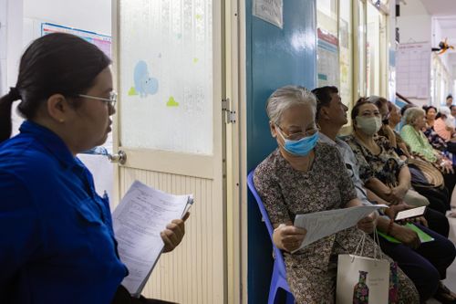  Bà Đào Thị Thanh Nga, Phó Giám đốc điều hành Trạm Y tế phường Bảy Hiền, cho biết phường được giao tổ chức 2 buổi khám sức khỏe cho người dân. Buổi đầu đã tiếp nhận khoảng 100 người, trong đó có 107 người cao tuổi và các nhóm yếu thế. Buổi thứ hai tổ chức tại trụ sở chính với khoảng 150 thư mời. Số lượng người tham gia thực tế vẫn tiếp tục tăng. 