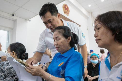  Bác sĩ Hải hướng dẫn người dân điền thông tin sức khỏe. Đây là cơ hội để thành phố ghi nhận lượng dữ liệu hồ sơ sức khỏe lớn để thuận tiện trong công tác quản lý. 