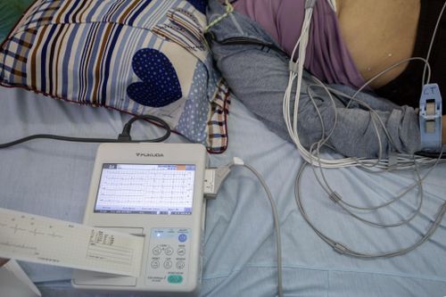  Trạm Y tế phường Bảy Hiền phối hợp với Bệnh viện Thống Nhất đưa các thiết bị như máy siêu âm, điện tim xuống phục vụ khám. Sau khám, dữ liệu được nhập lên hệ thống của Sở Y tế. Các trường hợp nặng sẽ được chuyển tuyến kịp thời. 