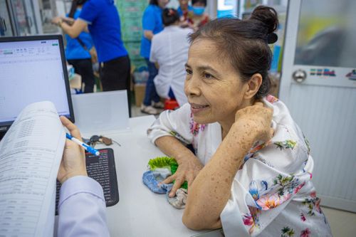  Bà Ngô Thị Phí Hải (62 tuổi) đến khám từ sau 7h sáng. Gần đây bà có dấu hiệu đau ngực nên muốn kiểm tra để yên tâm. Bà cho rằng chương trình khám miễn phí là sự quan tâm thiết thực của Nhà nước. 