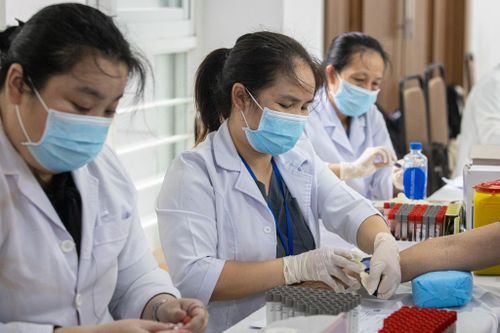  Khu vực xét nghiệm và lấy máu hoạt động liên tục trong buổi sáng. Người dân kiên nhẫn chờ đến lượt, không chen lấn. Nhân viên y tế làm việc nhanh chóng, chuyên nghiệp. Bên cạnh đó, người dân được đo sinh hiệu, kiểm tra huyết áp và đường huyết. Đây là bước sàng lọc ban đầu giúp phát hiện bệnh không lây nhiễm. 