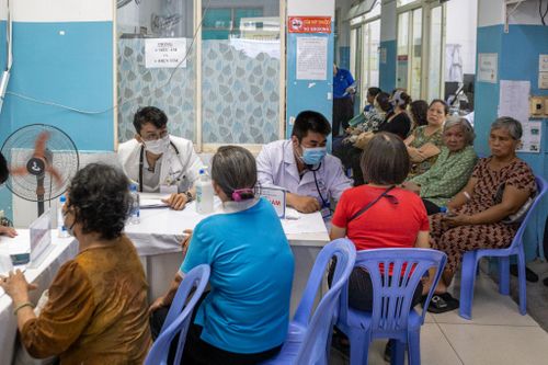  Tại Trạm Y tế phường Bảy Hiền, nhiều người lớn tuổi và lao động tự do có mặt từ sáng sớm. Họ đến để tầm soát ung thư và các bệnh mạn tính. Không khí khám bệnh diễn ra nghiêm túc, trật tự. 
