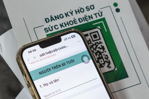 Người dân tại phường Xuân Hòa được hướng dẫn quét mã QR để khai báo thông tin sức khỏe. Dữ liệu được số hóa nhanh chóng và thuận tiện hơn so với cách làm thủ công trước đây. Đây là bước tiến trong chuyển đổi số y tế cơ sở. 